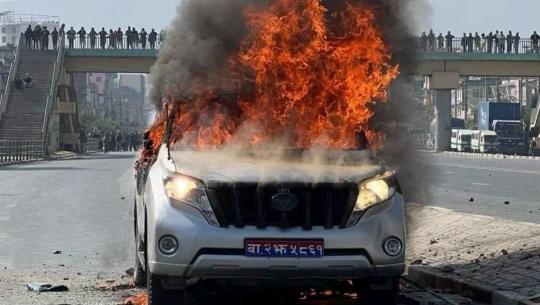 यातायात मन्त्री प्रकाश ज्वालाको गाडीमा आगजनी 