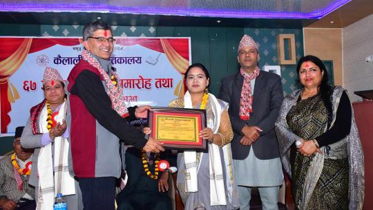 देउडा गायिका सिराडीलाई देवकान्त पन्त स्मृति लोक साहित्य सम्मान 