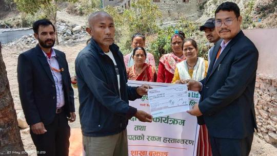  लक्ष्मी लघुवित्त वित्तीय संस्थाद्वारा मृत्यु भएका सदस्यको परिवारलाई बीमा रकम हस्तान्तरण