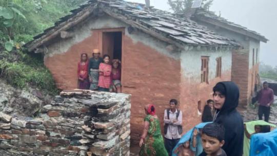 तीन घरमा क्षति