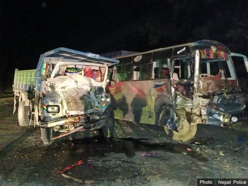 काठमाण्डाैंबाट बाजुरा आईरहेकाे बस दुर्घटना, १७ जना घाईते 