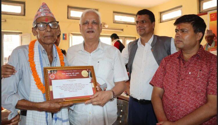 मदन आश्रीतका समकालिन जेष्ठनेताहरु सम्मानित