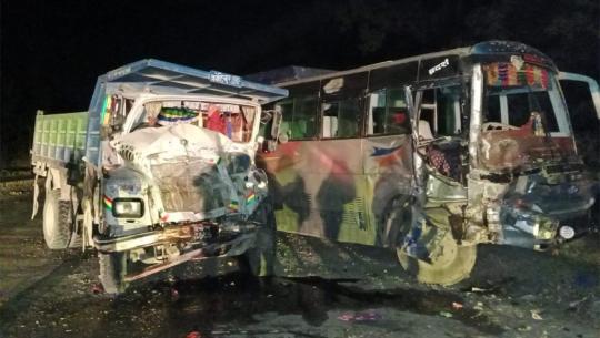 काठमाण्डाैंबाट बाजुरा आईरहेकाे बस दुर्घटना, १७ जना घाईते 