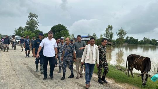 जिल्ला अधिकारी धर्मेन्द्र कुमार मिश्र