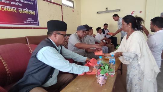 धनगढीमा मिठाई बाँडिएको 