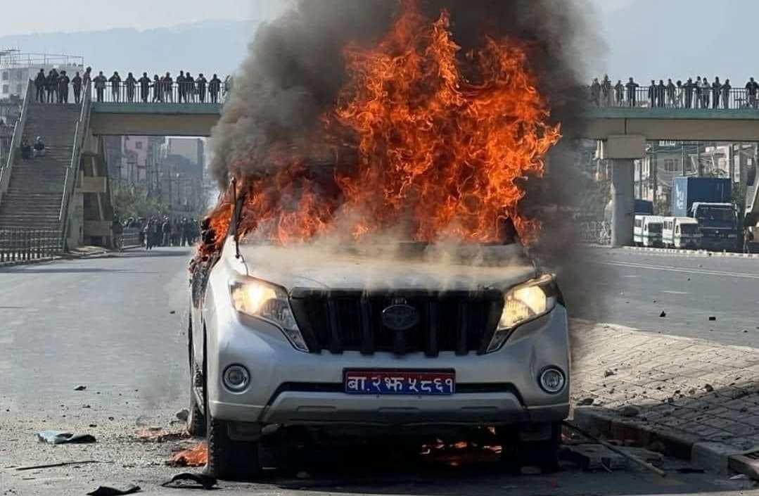 यातायात मन्त्री प्रकाश ज्वालाको गाडीमा आगजनी 