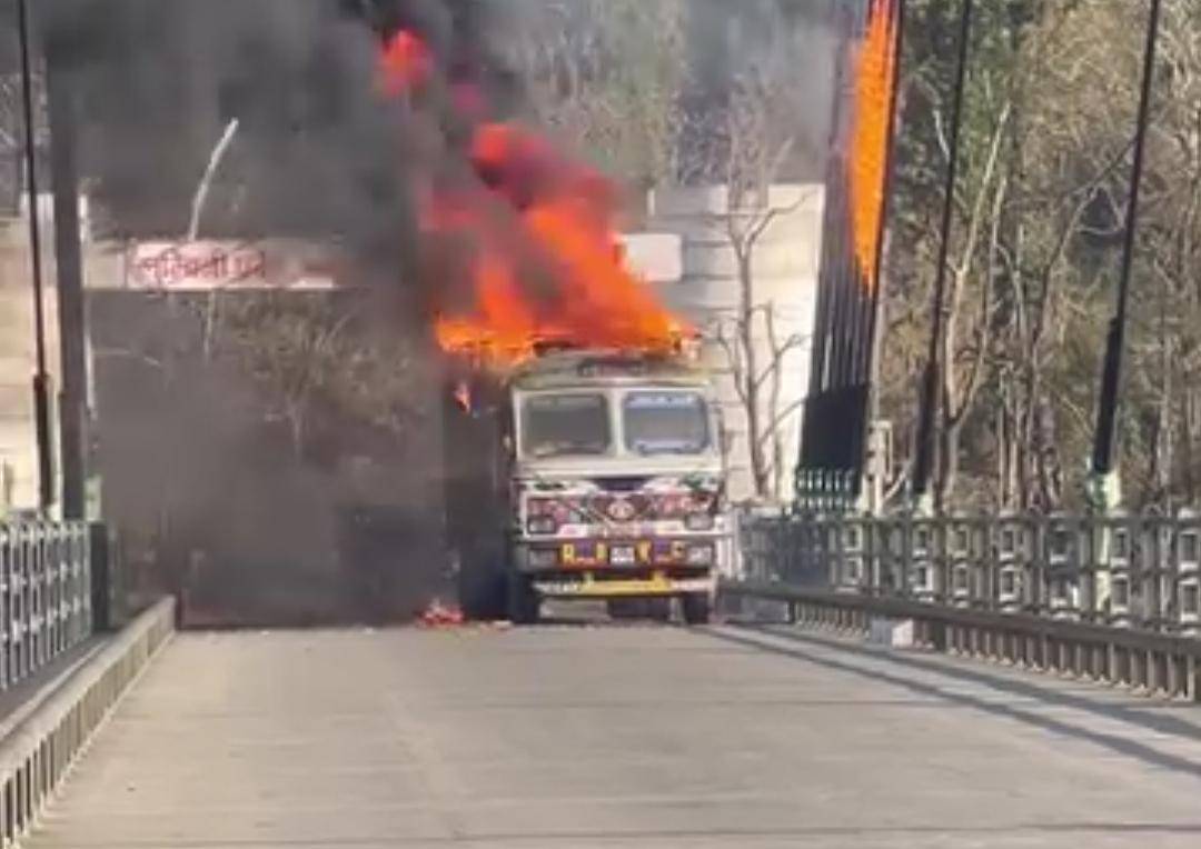 कर्णाली पुलमाथी ट्रकमा आगलागी, पुलको लठामा पनि आगो सल्कियो