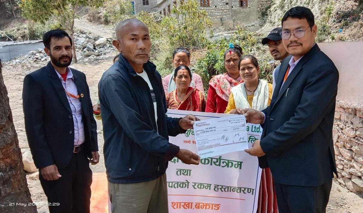  लक्ष्मी लघुवित्त वित्तीय संस्थाद्वारा मृत्यु भएका सदस्यको परिवारलाई बीमा रकम हस्तान्तरण