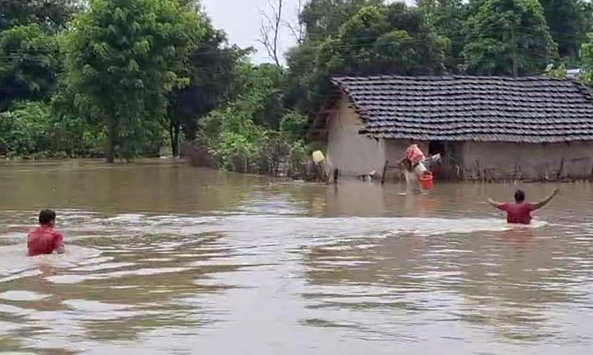 कैलारी गाउपालिकाको मनिकापुर र बन्दरगौडीका १६ परिवार विस्थापित भएका छन ।