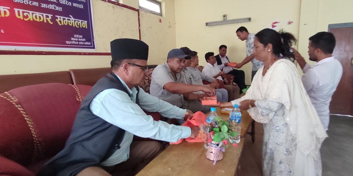 धनगढीमा मिठाई बाँडिएको 