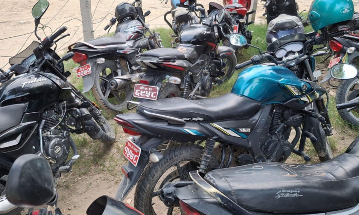 चोरीका ८ वटा मोटरसाइकल