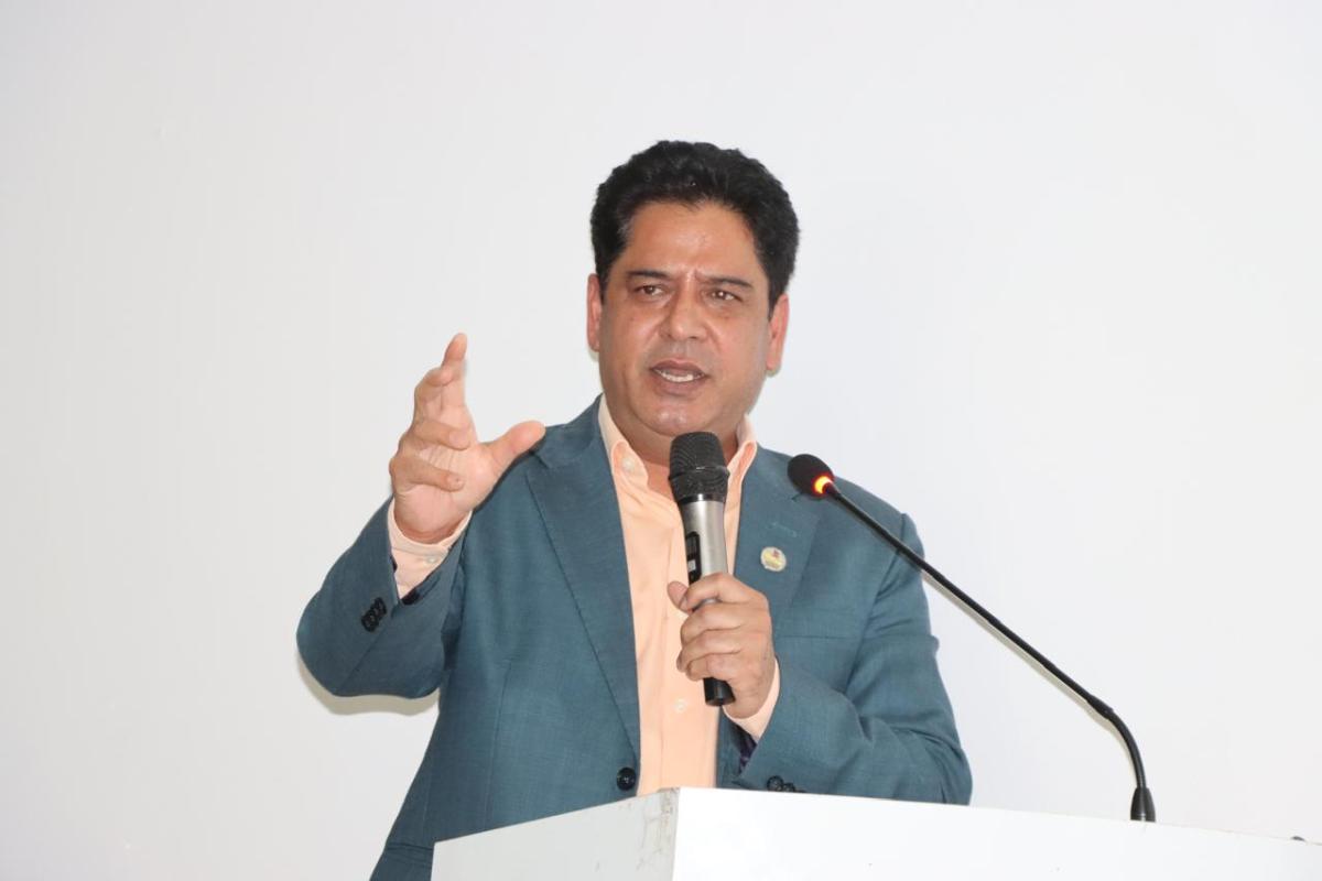 उनले कम्पनी रजिस्टारको कार्यलयका सम्पुर्ण गतिबिधिहरु मन्त्रालयका सचिवको कार्यकक्षबाटै अवलोकन गर्न सकिने ब्यवस्था मिलाउन समेत निर्देशन दिएका हुन् ।